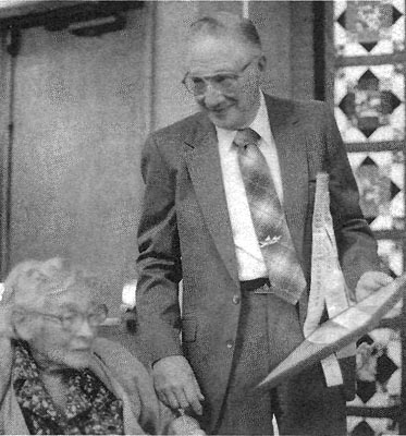 ARS President Herb Spady gives founding
member Ruth Hansen a citation